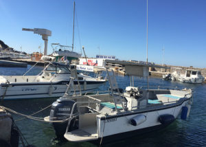 bateau amarré a un quai